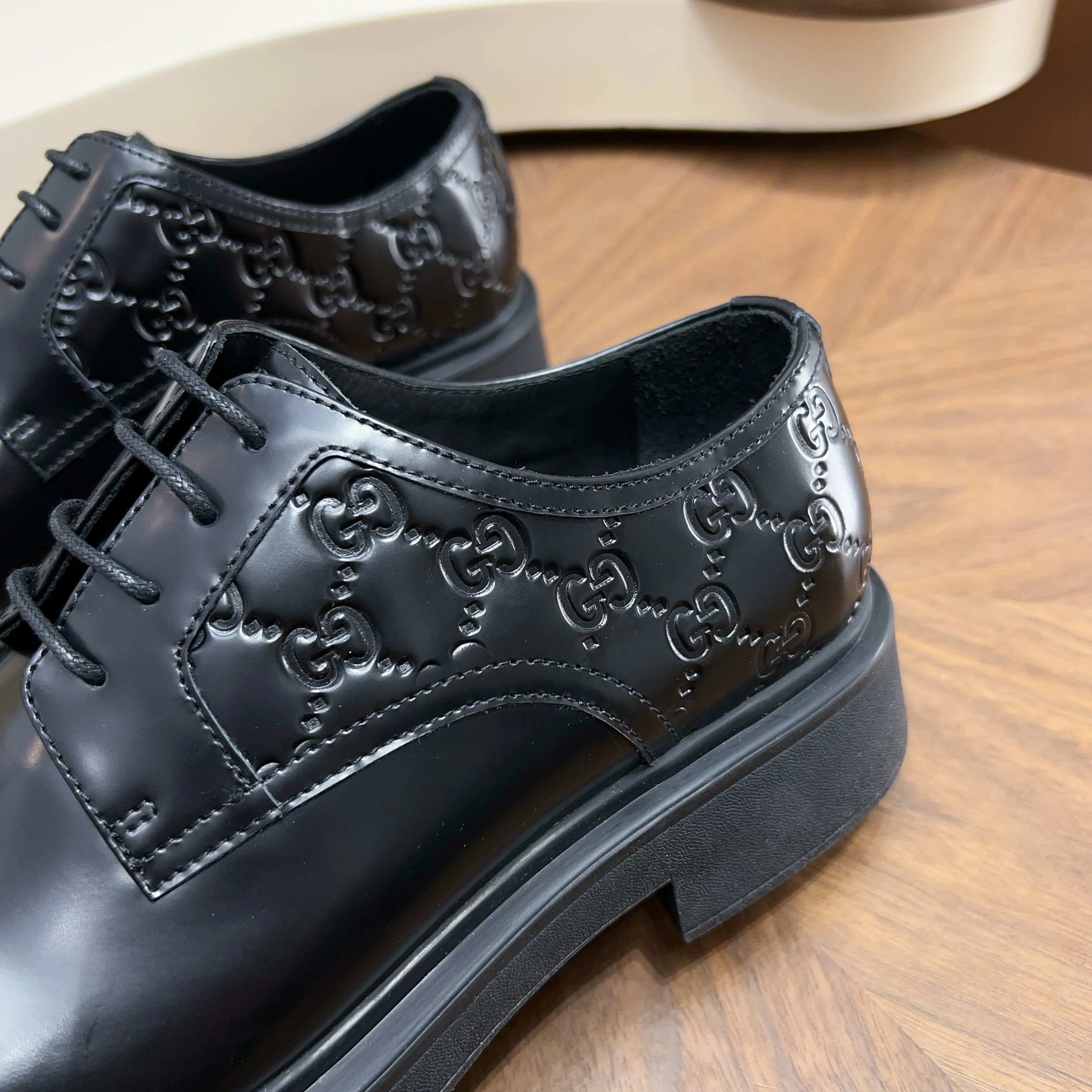 💰780 Gucci/Gucci new men’s lace-up shoes with GG details, matte cow leather derby shoes! The design of this men's lace-up shoe is rooted in the brand's heritage. Crafted from premium waxed cow leather, it is embellished with GG printed embossed suede leather details, a nod to Gucci's iconic monogram. The rubber sole decorated with GG pattern adds a touch of modern fashion to this design. Typical three-joint style design. European and American classic version, full calfskin lining. The overall upper texture is soft and the lining is comfortable and breathable. 2CM thickened soft rubber sole, easy to control. Versatile and stylish upper foot, multiple colors available to meet different matching needs, complete package! Size: 39-40-41-42-43-44 leather shoe size (38.45.46 can be customized)